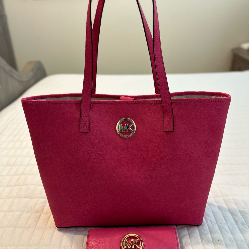Michael Kors Tote with matching wallet